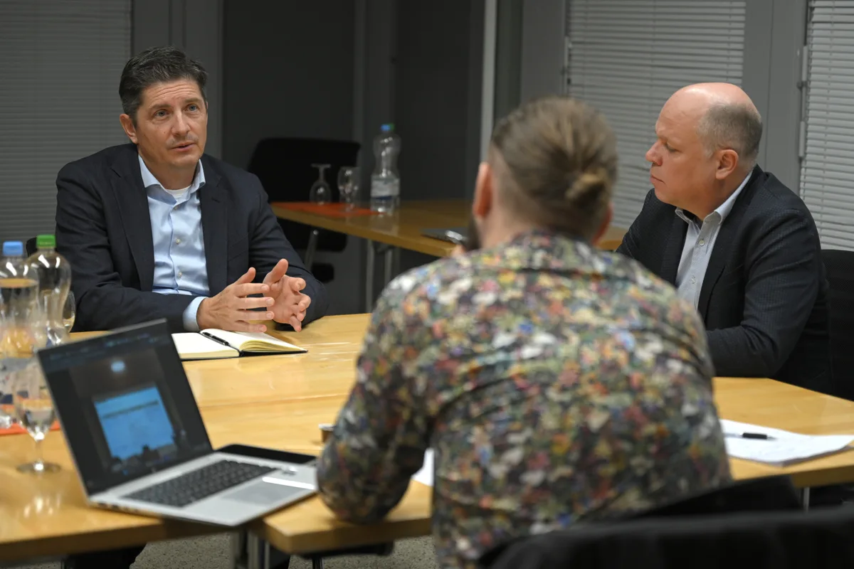 Der Spitaldirektor und der Verwaltungsratspräsident des GZO Spital Wetzikon geben in einem Interview Auskunft über die aktuellen Herausforderungen rund um die Spitalkrise.